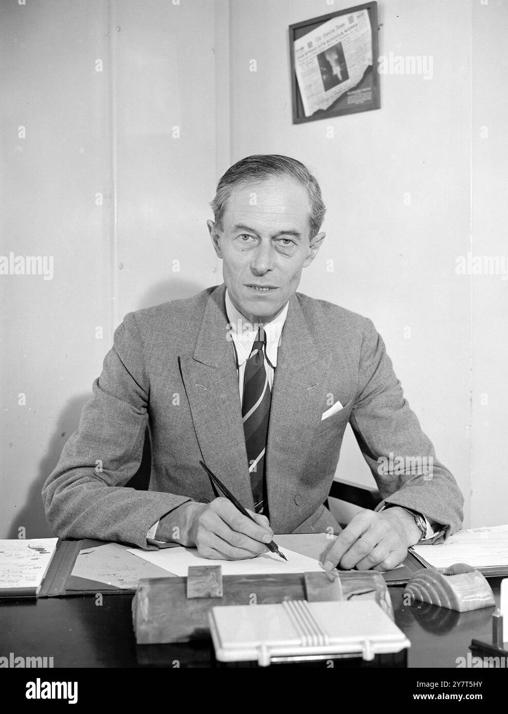 IL NUOVO GOVERNATORE DI MALTA SIR GERALD CREASY , K.C.M.G. , O.B. ( nella foto qui , a Londra ) è stato nominato Governatore e Comandante in Capo di Malta in successione a Sir Francis Douglas , K.C.M.G. in precedenza era Governatore e Comandante in Capo della Gold Coast . Sir Gerald nacque nel 1897 e studiò a Rugby . Fu nominato membro dell'Ufficio coloniale nel 1920, dopo aver prestato servizio nella prima guerra mondiale, e fu segretario privato dei successivi segretari di Stato per le colonie prima di diventare assistente Sottosegretario di Stato nell'Ufficio coloniale nel 1943. Luglio 27 1949 Foto Stock