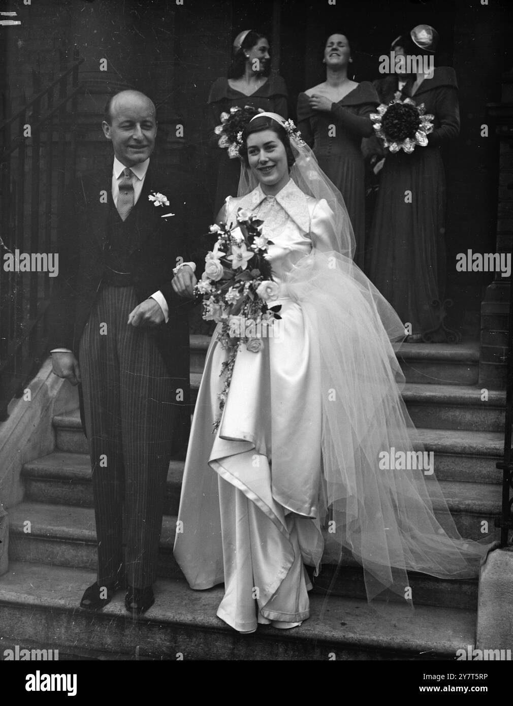 MANNEQUIN SPOSA LA BIRRERIA Mannequin CHRISTINE HIGHAM , 25, di Richmond , qui raffigurata mentre lasciava Hyde Park Hotel , Londra per il suo matrimonio con William Harbord , ex Yorkshire e M.C.C. cricketer di 41 anni nella cappella di St Columba , Cadogan Square, Londra . La coppia si fidanzò nelle Ebridi . Lo sposo , educato all'Eton College e a Brasenose, Oxford, ha partecipato al TOUR M.C.C DELLE Indie occidentali nel 1934-35. Entrambi sono appassionati cavalieri e prima di diventare modella, Miss Higham ha partecipato a spettacoli. LA FIGURA MOSTRA:  la sposa , con il treno che le è agganciato sul braccio, parte con il br Foto Stock