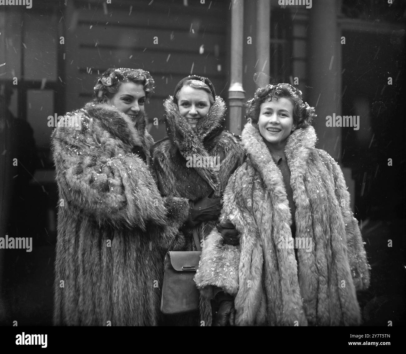Con i capelli innevati, questi manichini anticipavano il clima artico dell'Inghilterra e erano avvolti in pellicce quando arrivarono alla Victoria Station , Londra da Parigi per partecipare ad una sfilata Schiaparelli al Ciro's Club . I tre manichini sono a sinistra a destra Nicole , Regine e Ghislaine . 4 dicembre 1950 Foto Stock