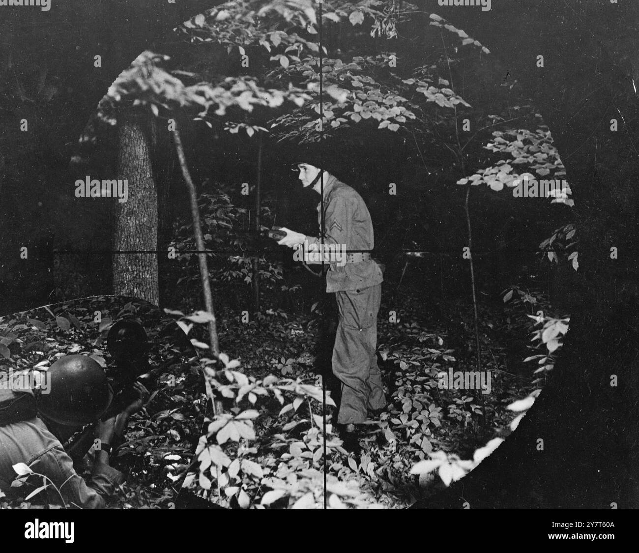 LA LUCE INVISIBILE METTE IL SOLDATO AMERICANO ' SUL BERSAGLIO ' DI NOTTE . Il mirino di precisione e altri dispositivi a raggi infrarossi per consentire alle truppe di operare in buona luce invisibile al nemico sono stati sviluppati presso i laboratori di ricerca e sviluppo, Virginia U.S.A. il mirino di precisione, utilizzato con successo contro i giapponesi alla fine della seconda guerra mondiale e da allora migliorato, opera utilizzando una sorgente luminosa incandescente con un filtro che consente di omettere solo raggi infrarossi invisibili. I riflessi da questi raggi vengono rilevati da un tubo speciale che li trasforma in immagini reali. Un bersaglio può essere localizzato io Foto Stock