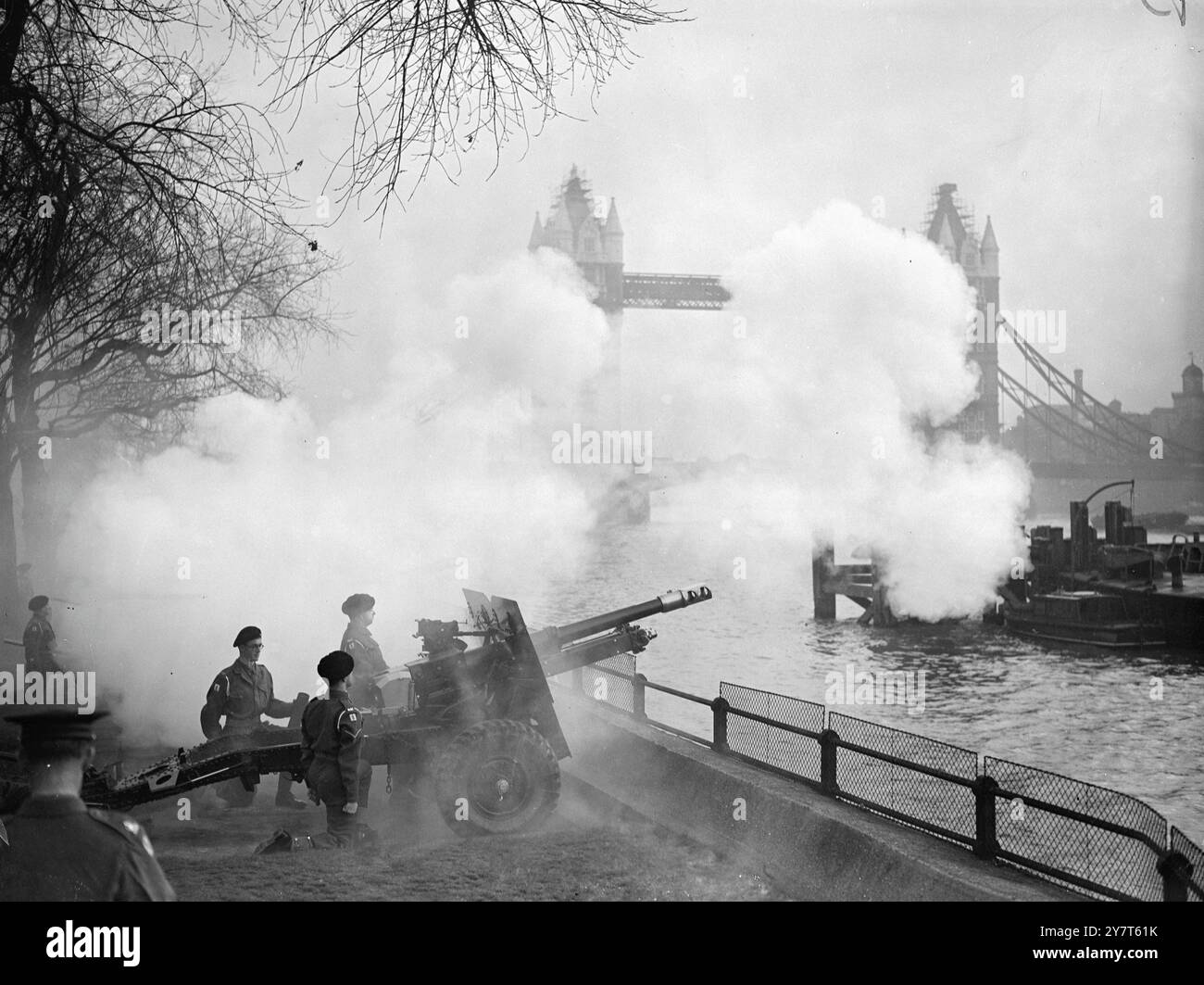 SALUTO DI 62 CANNONI PER IL RE che segna l'anniversario dell'accattonamento al trono di re Giorgio vi quattordici anni fa, la batteria "A", 1st Regiment Honor. Artillery Company ha sparato oggi un saluto di sessantadue cannoni alla Torre di Londra. I pistoleri della Honourable Artillery Company (RHA) danno oggi il saluto al re alla Torre di Londra. Sullo sfondo c'è Tower Bridge. 10 dicembre 1950 Foto Stock