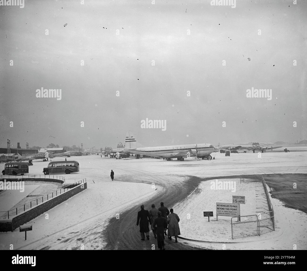 INVERNO ALL'AEROPORTO DI LONDRA Una vista generale dell'Aeroporto di Londra - ricoperta da una coperta di neve dopo la pesante caduta di ieri sera - oggi. Centre è una B.O.A.C. Stratocruiser . 14 dicembre 1950 Foto Stock