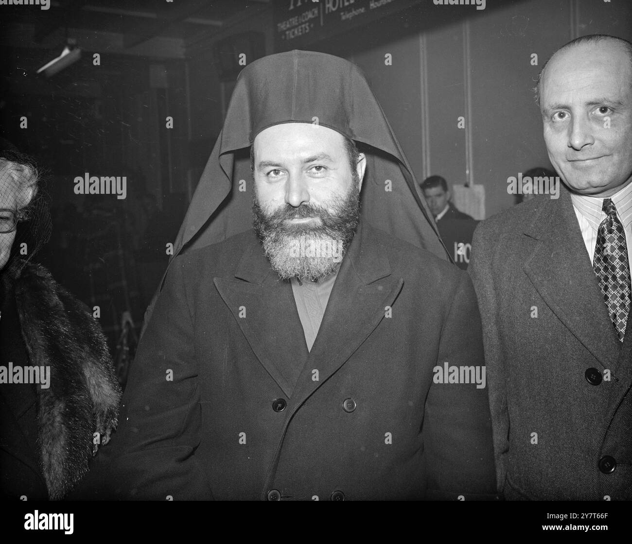 L'UOMO DELLA GALILEA il patriarca barbuto HAKIM Arcivescovo di Galilea arriva da Parigi all'aeroporto di Londra per una visita privata a Londra . L'arcivescovo Hakim è un arabo. 12 dicembre 1950 Foto Stock