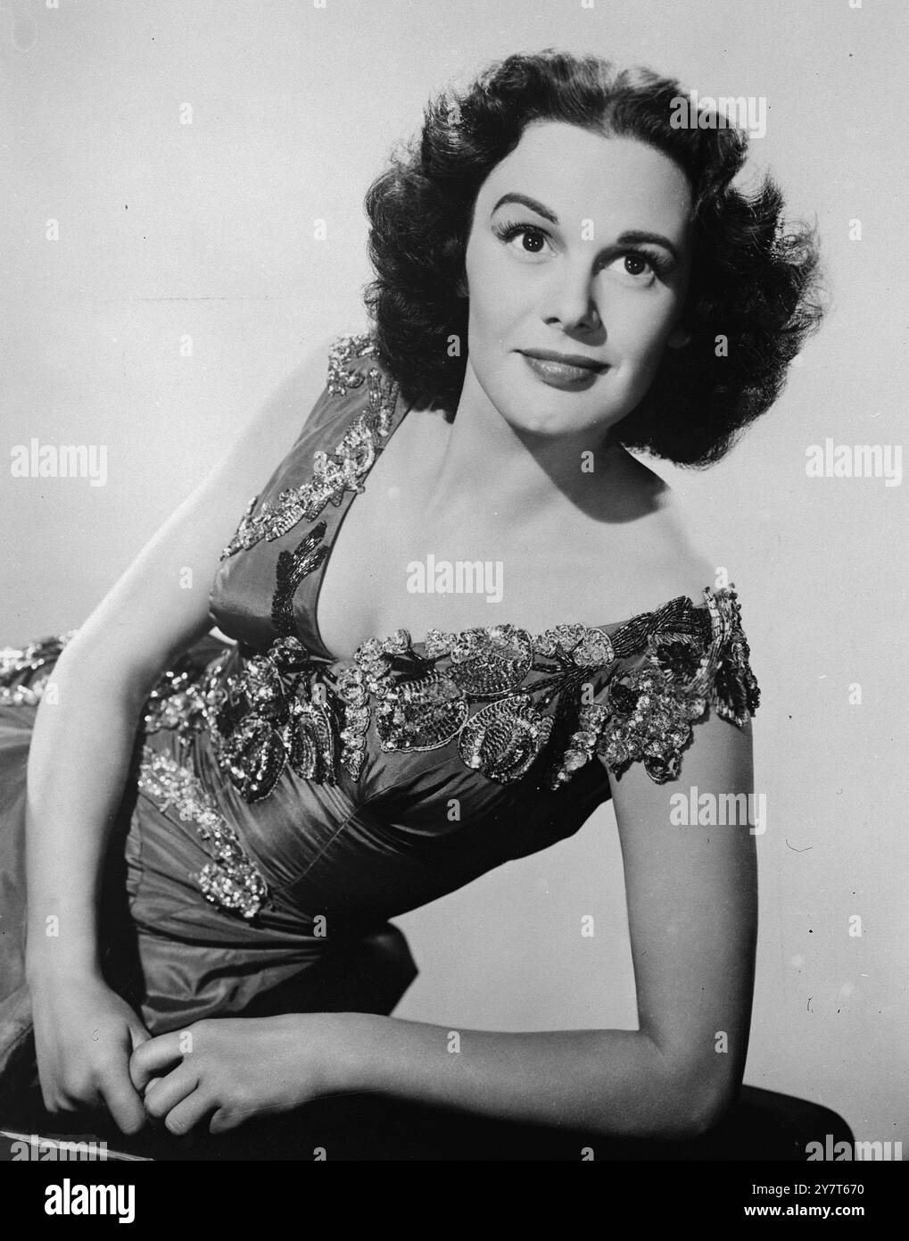 BELLEZZA DAGLI OCCHI APERTI. Forse il sangue spagnolo spiega l'oscura bellezza della bruna della Columbia Pictures Patricia Medina, che balla in ' Valentino ', nuovo film della vita del grande amante dello schermo. Questo abito ricamato è uno degli abiti che indossa nel film. E' di seta gialla ambrata con corpetto ben aderente, rifinito intorno allo scollo in un ricamo a picco in vari fili colorati evidenziati con paillettes. Nel film, Patricia eseguì alcune intricate danze spagnole - un'arte che ha studiato molto prima di entrare nelle immagini. Patricia, di estrazione anglo-spagnola, ne ha molto Foto Stock