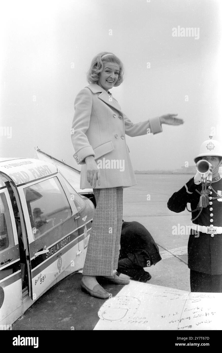 Hatless Miss Sheila Scott, la voliera solista riceve un saluto musicale, da due attivisti della Royal Marines School of Music, mentre aspetta di entrare nel suo piccolo Piper Comanche, ' Myth Too ', all'aeroporto di Londra oggi, per la sua offerta per il disco degli aerei leggeri a Nairobi. Sheila detiene 77 record mondiali per gli aerei leggeri e più di 50 importanti premi per il suo successo. 4 settembre 1969 Foto Stock