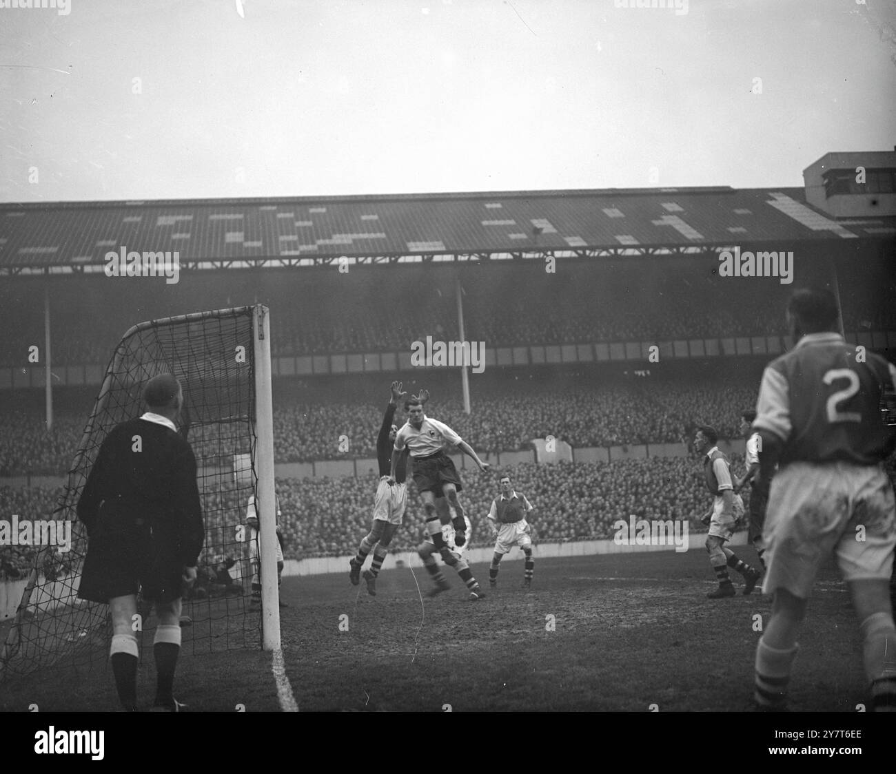 SWINDIN COGLIE LA SUA OCCASIONE afferrando le mani con i guanti del portiere dell'Arsenal George SWINDIN batte il saltatore Les BENNETT , Tottenham dentro a destra , affinché la palla possa arginare un raid degli Spurs nella partita di prima divisione ' derby' al White Hart Land Ground di Londra . 22 dicembre 1950 Foto Stock