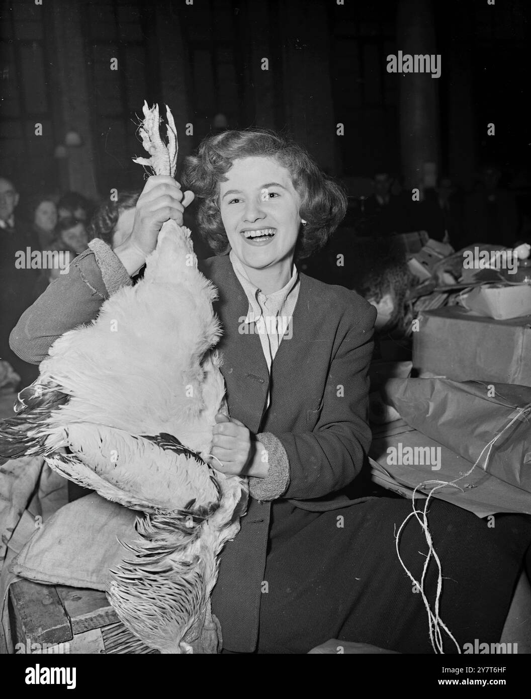 LA CENA DI NATALE È ANDATA FUORI STRADA questo uccellino è andato storto, ma alla fine raggiungerà un tavolo per la cena di Natale - dopo che i lavoratori dell'ufficio postale hanno messo un po' di addormentato, trovato l'indirizzo corretto, riavvolto e spedito su . L'uccello, detenuto da Miss Eileen Grabill, è uno dei tanti pacchi - mal confezionati e mal indirizzati - passante " angolo di rottura del cuore " presso gli uffici di smistamento di Mount Pleasant (Londra) Natale. 22 dicembre 1950 Foto Stock