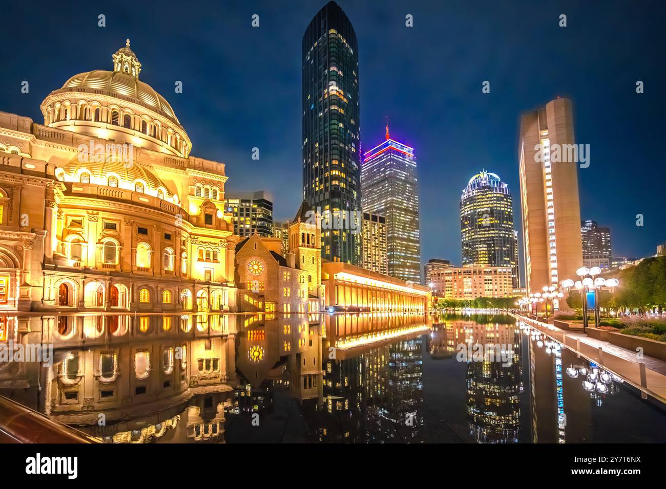 Piscina riflettente al Christian Science Plaza di Boston vista serale, Massachusetts, Stati Uniti Foto Stock