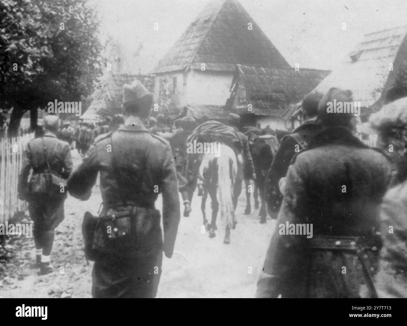 GUERRIGLIA IN JUGOSLAVIA 1944 una delle serie di nuove fotografie della Jugoslavia, dove gli eserciti di guerriglia hanno ottenuto molti successi contro le forze di occupazione tedesche e i loro seguaci quisling. E' sorprendente il fatto che i partigiani abbiano costretto i tedeschi a mantenere un numero considerevole di forze legate in Jugoslavia. SPETTACOLI FOTOGRAFICI:- Una colonna di rifornimenti partigiani che passa attraverso un villaggio bosniaco. Febbraio 1944 Foto Stock