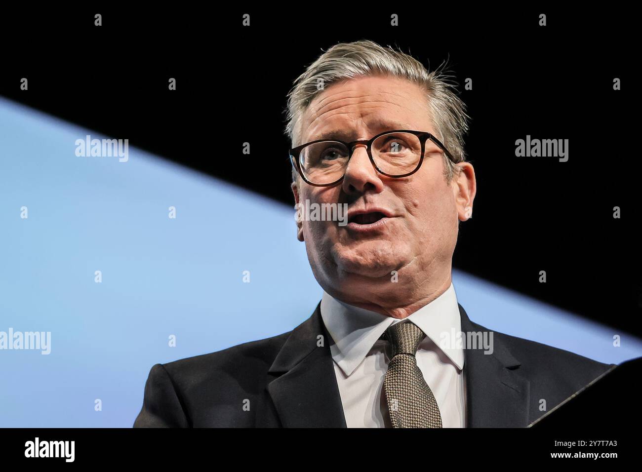 Sir Keir Starmer, primo Ministro del Regno Unito, faccia da vicino, con gli occhiali, parla Foto Stock