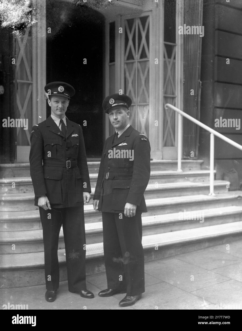 WW2 USA PILOTSIl ATA reclutò piloti che erano considerati inadatti per la Royal Air Force o la Fleet Air Arm a causa dell'età, della forma fisica o del sesso. Una caratteristica unica dell'ATA era che gli handicap fisici venivano ignorati se il pilota potesse fare il lavoro, quindi c'erano piloti con un solo braccio, una gamba, miopi e un occhio, che venivano umoriosamente definiti "aerei antichi e a pezzi". Foto Stock