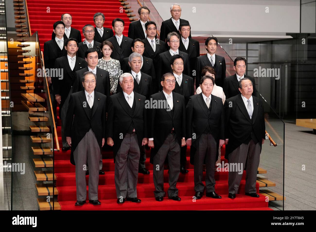 (241001) -- TOKYO, 1 ottobre 2024 (Xinhua) -- Shigeru Ishiba (C, front), il nuovo primo ministro del Giappone, posa per una foto di gruppo con i suoi membri di gabinetto presso l'ufficio del primo ministro a Tokyo, Giappone, 1 ottobre 2024. (Toru Hanai/Pool via Xinhua) Foto Stock