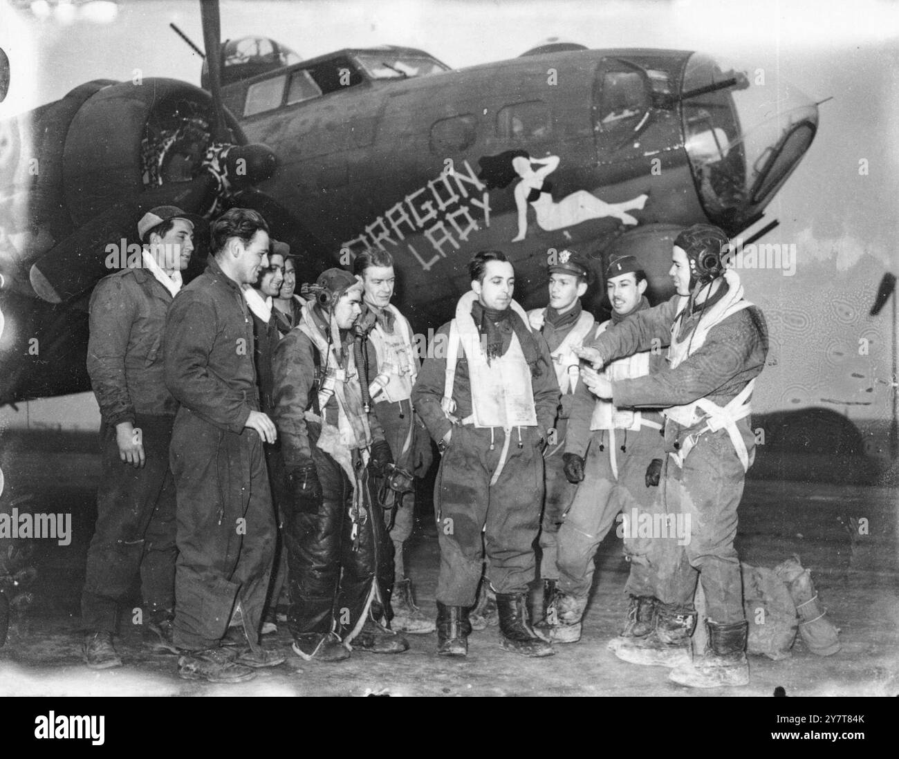 Bomber Crew del 526th Bomb Squadron, 379th Bomb Group torna alla base con il loro B-17 Flying Fortress (numero di serie 42-37764) soprannominato "Dragon Lady" dopo una missione. 1944 Foto Stock