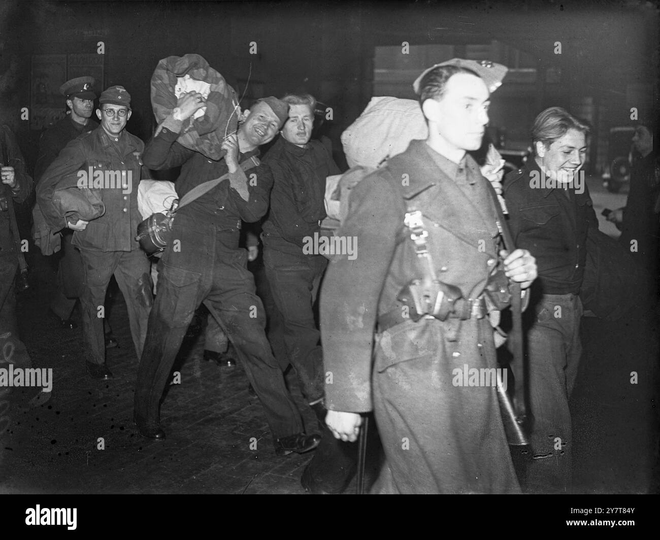 NAZISTI A LONDRA foto mostra:- tedeschi catturati in Italia fotografati mentre passavano per Londra, mentre si recavano in un campo di prigionia per il resto della guerra. 3 aprile 1944 Foto Stock