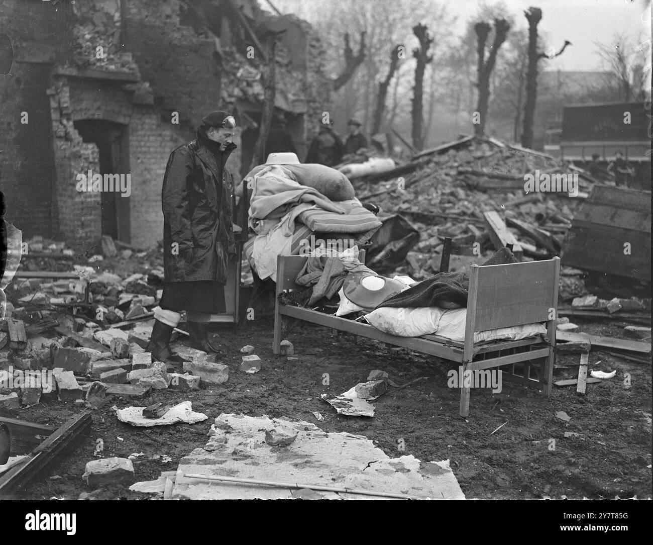CASA DI CURA BOMBARDATA NEL RAID NOTTURNO SU LONDRA AREAneonati nati con le loro madri sono stati salvati dai detriti di una grande casa di cura londinese che è stata bombardata durante un'acuta incursione notturna nella zona di Londra. I bambini erano praticamente illesi. Furono salvati anche dodici invalidi di di età avanzata, e i soccorritori eressero un'impalcatura per liberare due anziani intrappolati nell'ultimo piano dell'edificio a tre piani, che fu quasi tagliato a metà. Spettacoli fotografici:- mobili, tra cui un letto per bambini, recuperati dalle rovine della casa di cura nella zona di Londra, danneggiati durante il raid. 6 novembre 1943 Foto Stock CASA DI CURA BOMBARDATA NEL RAID NOTTURNO SU LONDRA AREAneonati nati con le loro madri sono stati salvati dai detriti di una grande casa di cura londinese che è stata bombardata durante un'acuta incursione notturna nella zona di Londra. I bambini erano praticamente illesi. Furono salvati anche dodici invalidi di di età avanzata, e i soccorritori eressero un'impalcatura per liberare due anziani intrappolati nell'ultimo piano dell'edificio a tre piani, che fu quasi tagliato a metà. Spettacoli fotografici:- mobili, tra cui un letto per bambini, recuperati dalle rovine della casa di cura nella zona di Londra, danneggiati durante il raid. 6 novembre 1943 Foto Stock