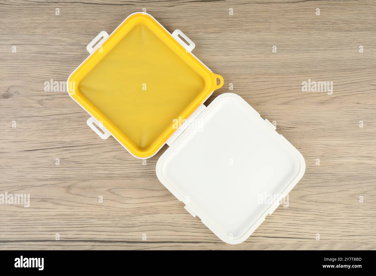 Scatola sandwich vuota in plastica su un tavolo in legno, vista dall'alto Foto Stock