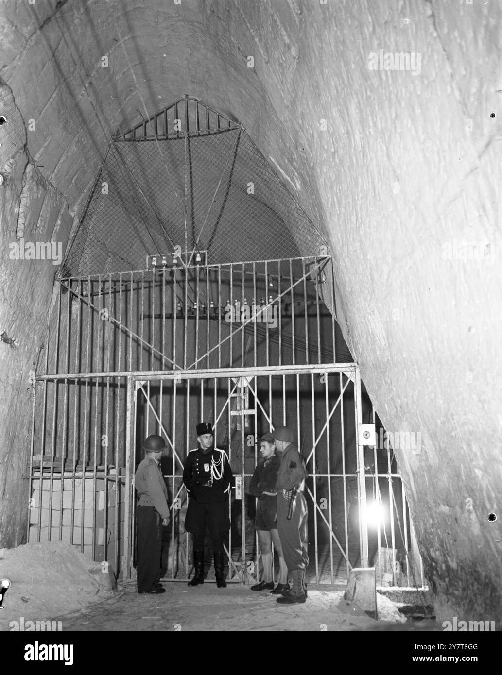 A DUTCH TREASURE HOUSE 1944 Major Leo Senecao, di Chicopee, messa: (A sinistra) e sergente Bernard Sheldon, di New York, N.Y. : chiacchierare con le guardie olandesi alle porte d'acciaio della grotta vicino Maastricht. Qui sono stati conservati tutti gli inestimabili tesori d'arte dell'Olanda, al sicuro dai bombardamenti e dal fuoco dei proiettili. L'intera casa del tesoro è stata lasciata intatta dai tedeschi nella loro fretta di fuggire. 25 settembre 1944 Foto Stock
