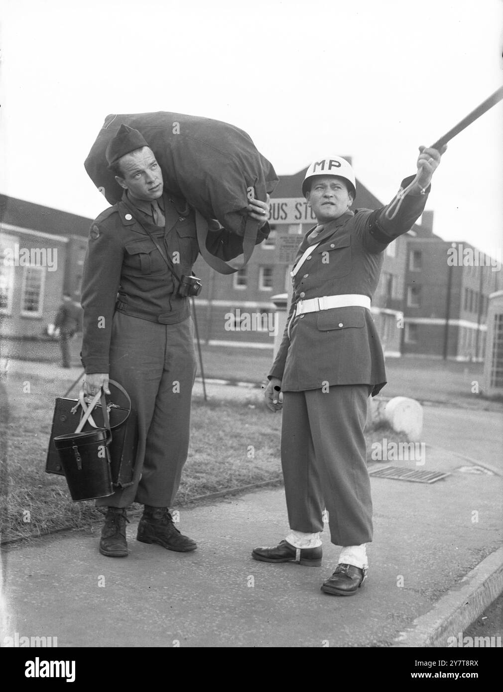 PFC ROBERT N. HAIRE DI LAKE FOREST ILLINOIS A SHRIVENHAM INGHILTERRA 29TH INFANTRY 115TH REGIMENTU. S ARMY UNIVERSITY CENTER A SHRIVENHAM, INGHILTERRA PHOTO SHOW:- PFC. Robert N. Haire di Lake Forest, ILL (Illinois) tornato dalla guerra sul fronte europeo con tutto il suo kit e alcuni articoli che ha “liberato”, arriva al centro universitario. Era un fanteria della 29th Infantry Division e del 115th Regiment. Ha fatto 4 anni di servizio militare. In tempo di pace era un imballatore di carne e ora sta frequentando il corso universitario per studiare metodi di business 1945 (post-guerra) Foto Stock PFC ROBERT N. HAIRE DI LAKE FOREST ILLINOIS A SHRIVENHAM INGHILTERRA 29TH INFANTRY 115TH REGIMENTU. S ARMY UNIVERSITY CENTER A SHRIVENHAM, INGHILTERRA PHOTO SHOW:- PFC. Robert N. Haire di Lake Forest, ILL (Illinois) tornato dalla guerra sul fronte europeo con tutto il suo kit e alcuni articoli che ha “liberato”, arriva al centro universitario. Era un fanteria della 29th Infantry Division e del 115th Regiment. Ha fatto 4 anni di servizio militare. In tempo di pace era un imballatore di carne e ora sta frequentando il corso universitario per studiare metodi di business 1945 (post-guerra) Foto Stock