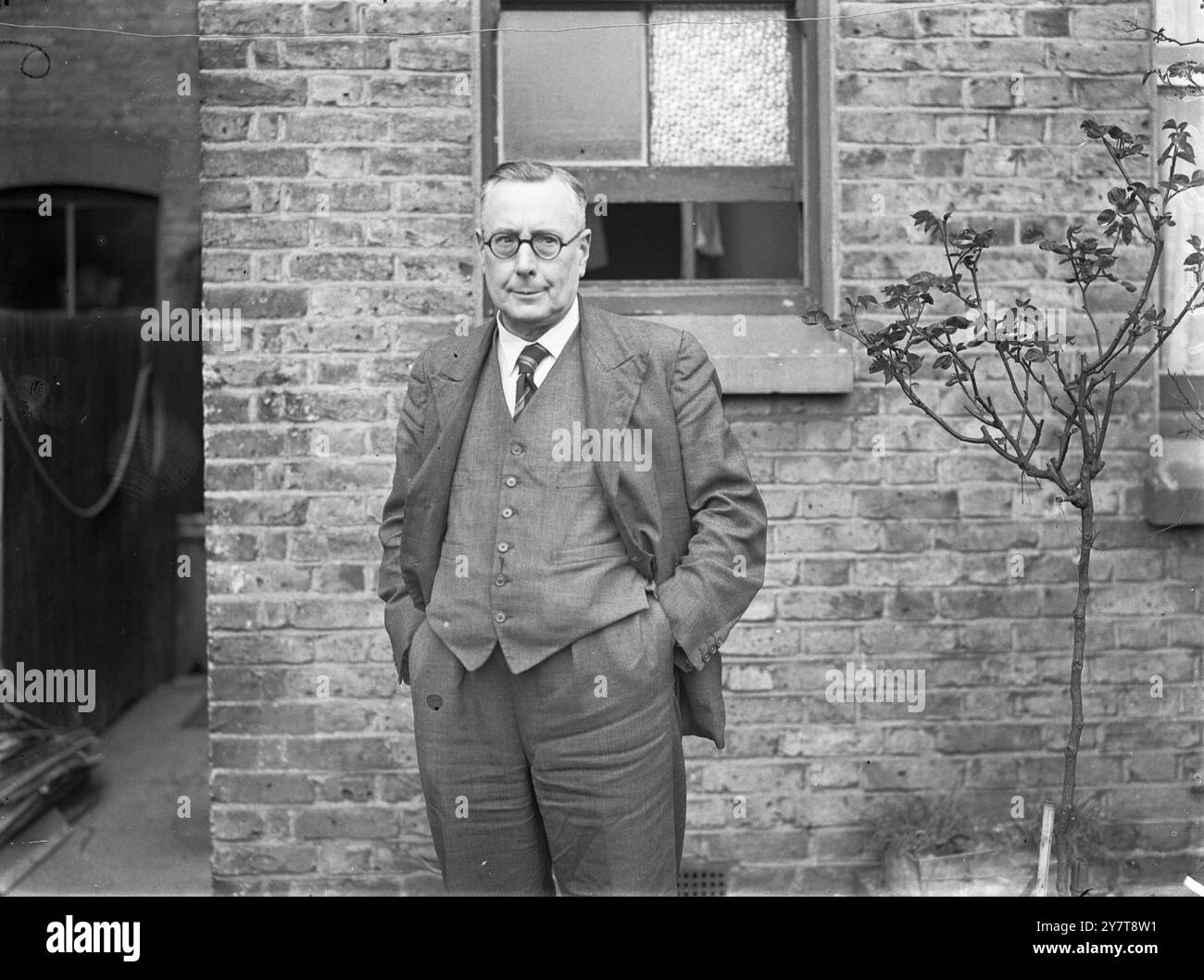 LEADER DI ST. LA VITTORIA DI PAUL BELLRINGERS CITY OF LONDON MR. H. LANGDON - 6 APRILE 1945In un'ora della dichiarazione ufficiale di vittoria in Europa, le campane della Cattedrale di St. Paul suoneranno attraverso la città bombardata di Londra, dando il segnale per il giorno più bello della storia bellica. Quattordici campanologi, membri della Ancient Society of College youths - anche se molti hanno più di 60 anni - saranno convocati alle 12 grandi campane con un messaggio in codice, e le gioiose campane, lanciate sotto la guida di H. Langdon, un agente marittimo londinese di 47 anni di esperienza nel belligerare Foto Stock