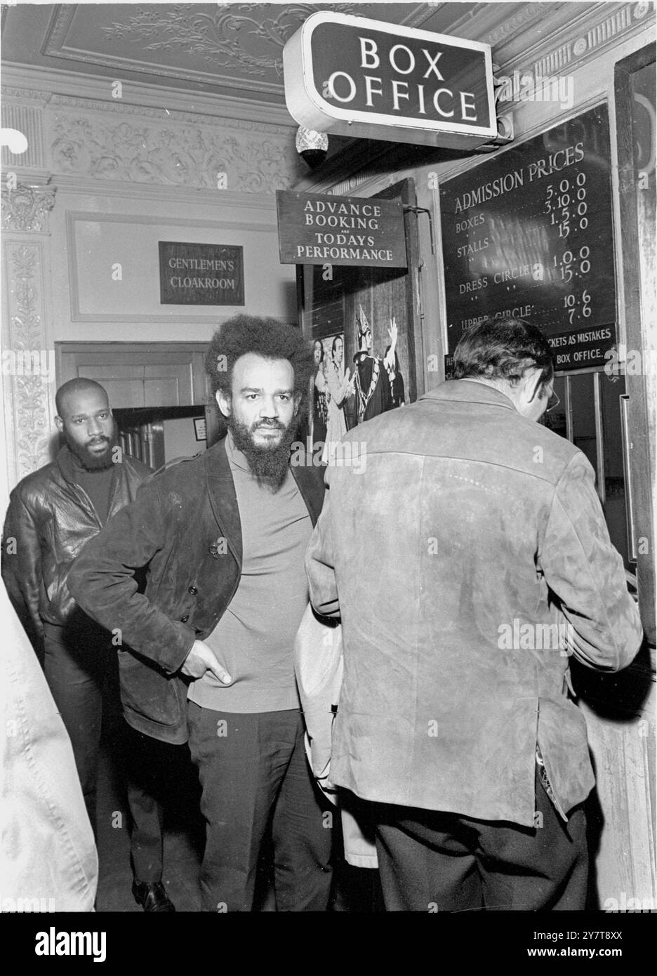 Michael X , che si descrive il leader dei Black Muslim britannici , al Vaudeville Theatre to SEE , Tom Paine della la Mama Troupe , Londra - 24 ottobre 1967 Foto Stock