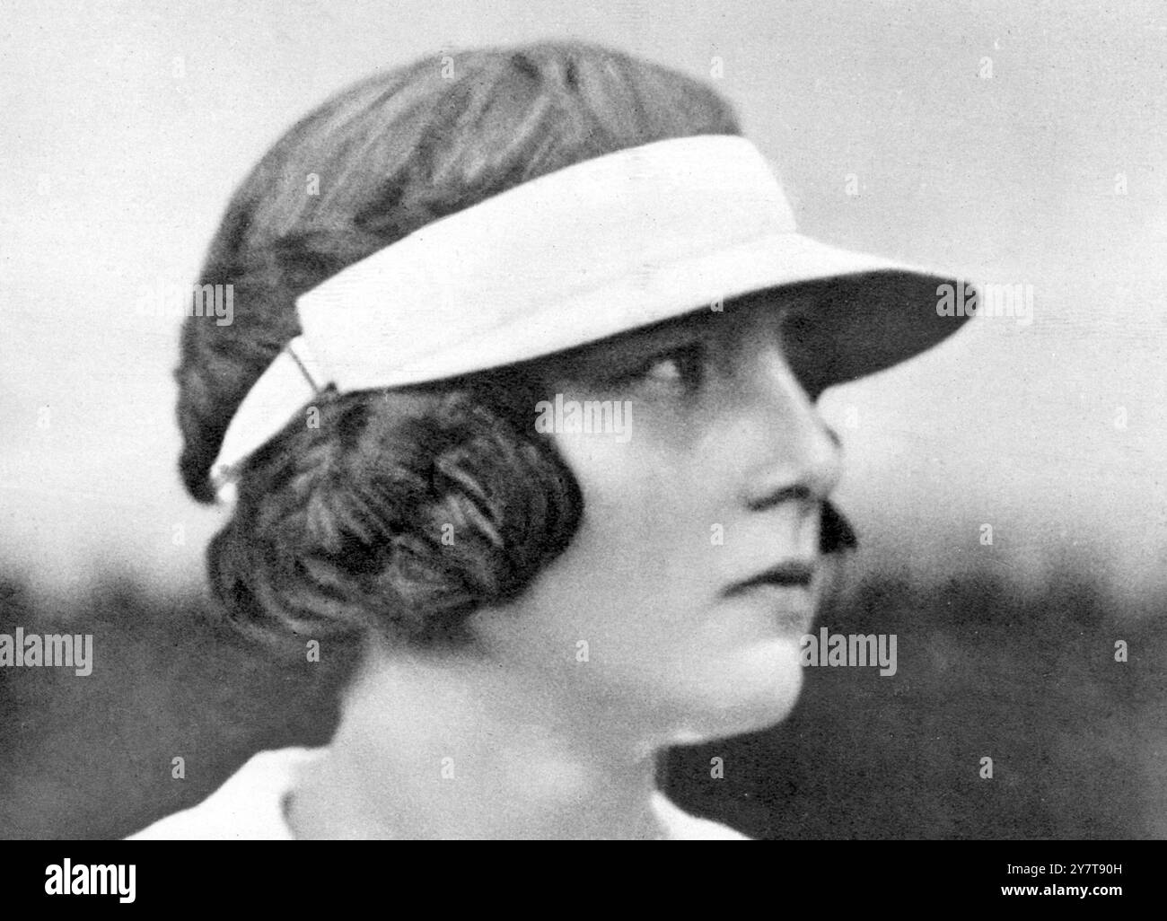 Miss Helen Wills battuta da Mlle Suzanne Lenglen , dopo una dura lotta, nel grande duello di tennis sul prato della Riviera. Entrambe hanno partecipato al singolare femminile al torneo Carlton di Cannes, e il loro grande duello in finale si è svolto il 16 febbraio 1926. Mlle Lenglen ha vinto in due set consecutivi, ma il punteggio delle partite, 6-3 e 8-6. ha imdicato che doveva lottare duramente per mantenere la sua supremazia. 20 febbraio 1926 Foto Stock