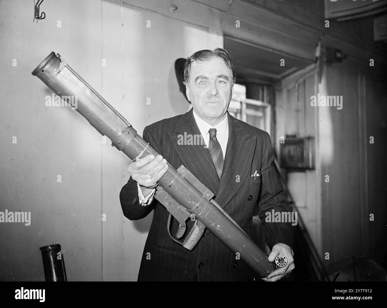 P.I.A.T. INVENTOR RECLAMA ULTERIORMENTE il tenente colonnello L.V.S. Blacker , per l'ufficiale regolare dell'esercito che inventò e aiutò a sviluppare la P.I.A.T., l'equivalente britannico in tempo di guerra dell'arma anticarro bazooka, ne detiene un modello a Somerset House, Londra, oggi. Ha partecipato oggi alla nuova audizione della Royal Commission of Awards to Inventors. Ora agricoltore di Coldhayes , Liss, Hampshire, il tenente colonnello Blacker ricevette 25.000 sterline. 16 ottobre 1950 Foto Stock