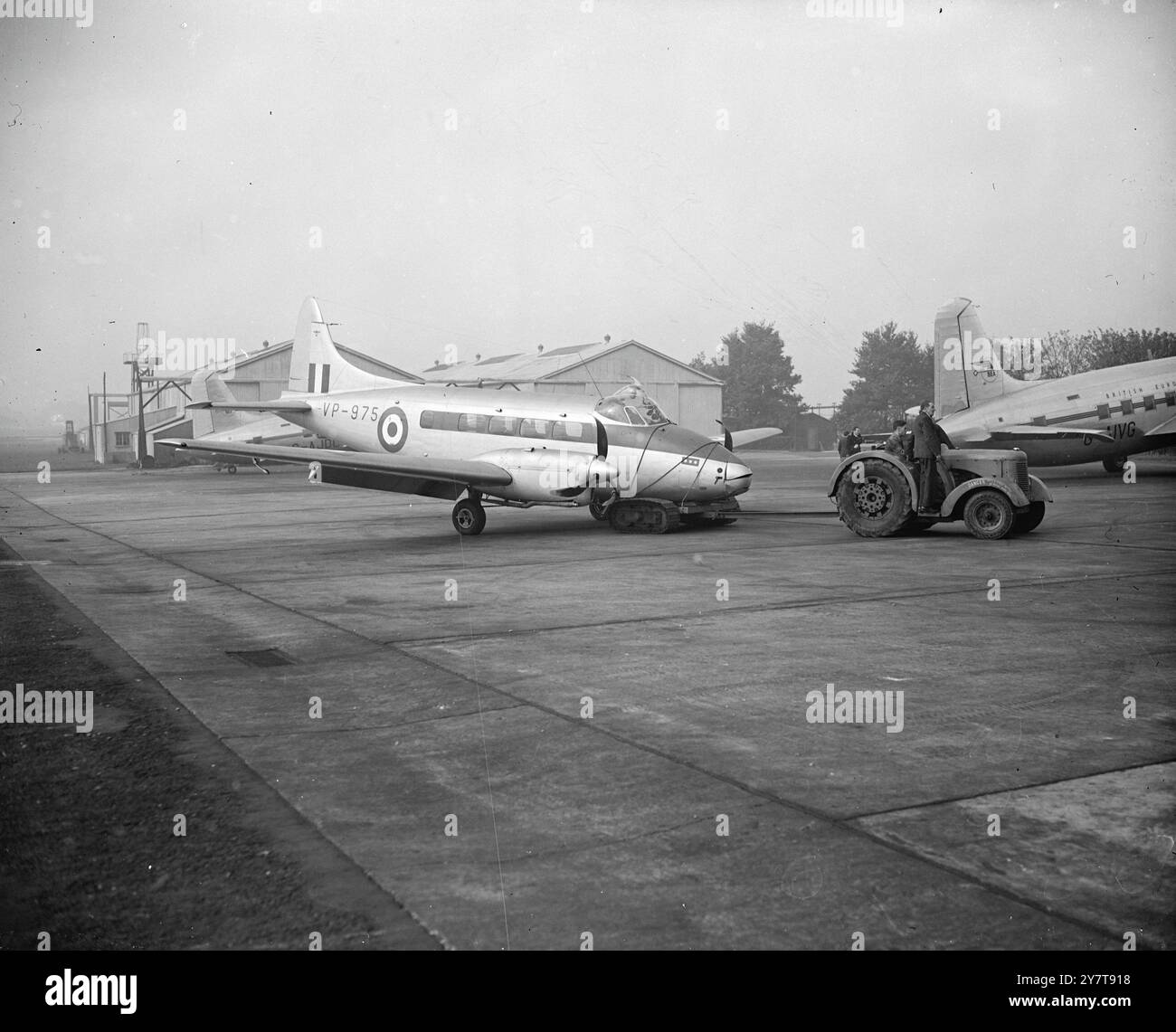 SCHIANTO ALL'AEROPORTO DI NORTHOLT viene trainato l'aereo di linea bimotore della Royal Air Force che oggi si è schiantato nella nebbia all'aeroporto di Northolt. Il passeggero e un equipaggio di due persone sono rimasti feriti quando l'aereo ha raschiato la parte superiore di una recinzione di legno, ha colpito l'antenna wireless e un'auto controllata dall'aeroporto, ha scivolato per 400 metri su una ruota e si è fermato con il naso nel fango sul lato della pista. Il passeggero era il vice maresciallo dell'aria A.C. Stephens, Senior Air staff Officer, Coastal Command, che aveva volato a Northolt da Little Rissington, Gloucestershire, Inghilterra. 16 ottobre 1950 Foto Stock