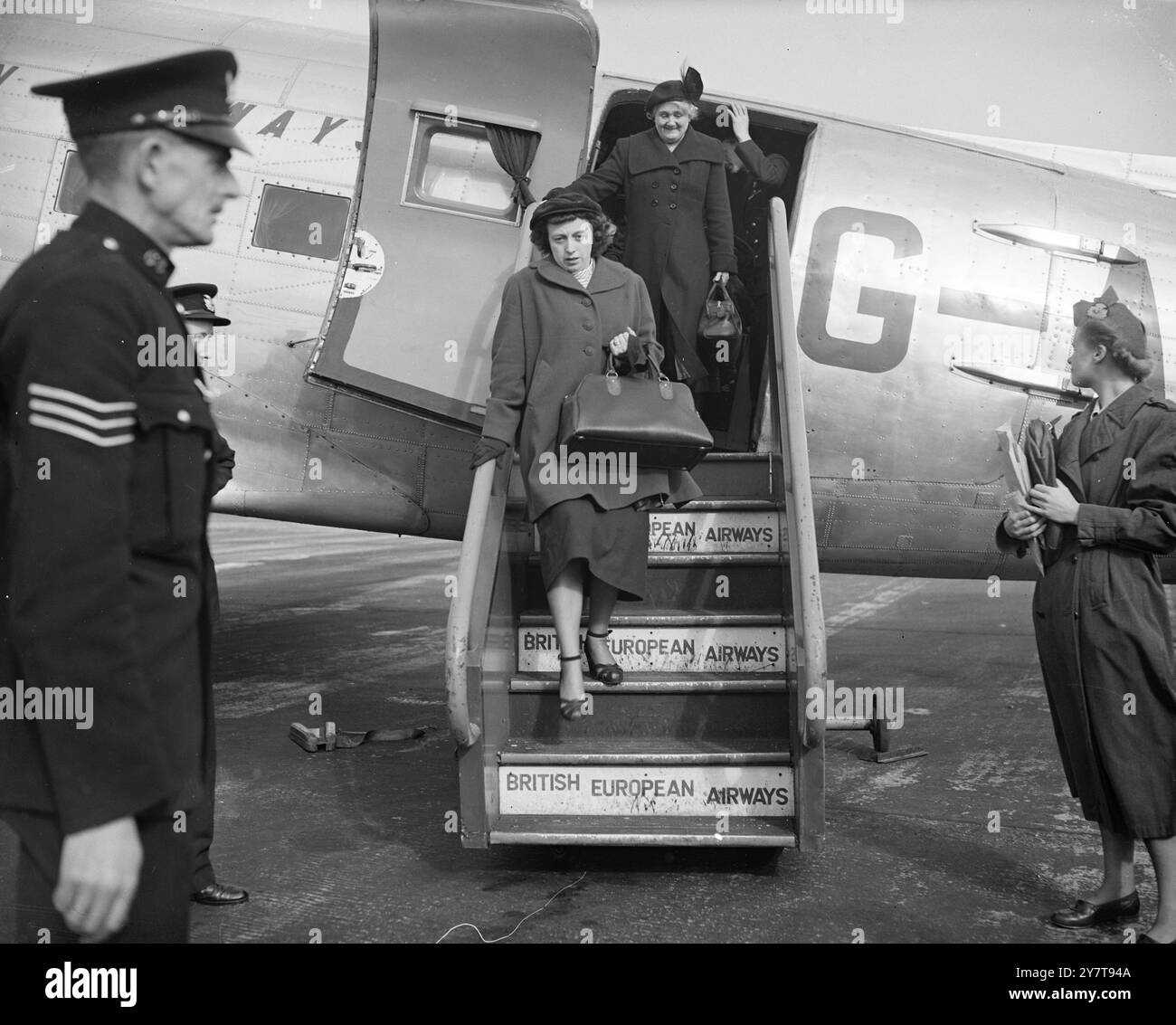 LA MOGLIE DEL SOPRAVVISSUTO AEREO VOLA A FARGLI VISITA la signora James McKissick, moglie dell'unico sopravvissuto dell'incidente di ieri della BEA Dakota, che ventotto sono rimasti uccisi, è arrivata oggi all'aeroporto di Northolt, Londra, per far visita al marito ferito in un ospedale Edgware. Era volata da casa a Berkeley Street, Glasgow. McKissick trentadue, e padre di due figli, è stato gettato lontano dall'aereo - in cui era amministratore - quando si è schiantato nel giardino di una casa di Mill Hill nella periferia nord-occidentale di Londra. PICURE MOSTRA:- Mrs James McKissick seguita da sua suocera all'aeroporto di Northolt oggi. 1 Foto Stock