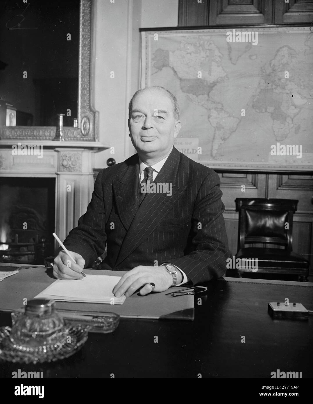 BEVIN'S TOURING AMBASSADOR PRONTO A PARTIRE PER L'ESTREMO ORIENTE. Nella foto alla vigilia della sua partenza per l'Estremo Oriente c'è Sir Esler Dening, visto oggi alla sua scrivania al Foreign Office di Londra. Sir Esler lascerà Londra domani - con il grado personale di ambasciatore - per Hong Kong all'inizio di un lungo tour (che lo porterà in Malesia, Birmania, Australia, nuova Zelanda, India e Pakistan), il che indica la particolare importanza che il Ministro degli Esteri attribuisce all'Asia e agli affari dell'Estremo Oriente. Farà un rapporto diretto al signor R. Ernest Bevan sulla sua missione. Sir Esler, che e' stato recentemente investito Foto Stock