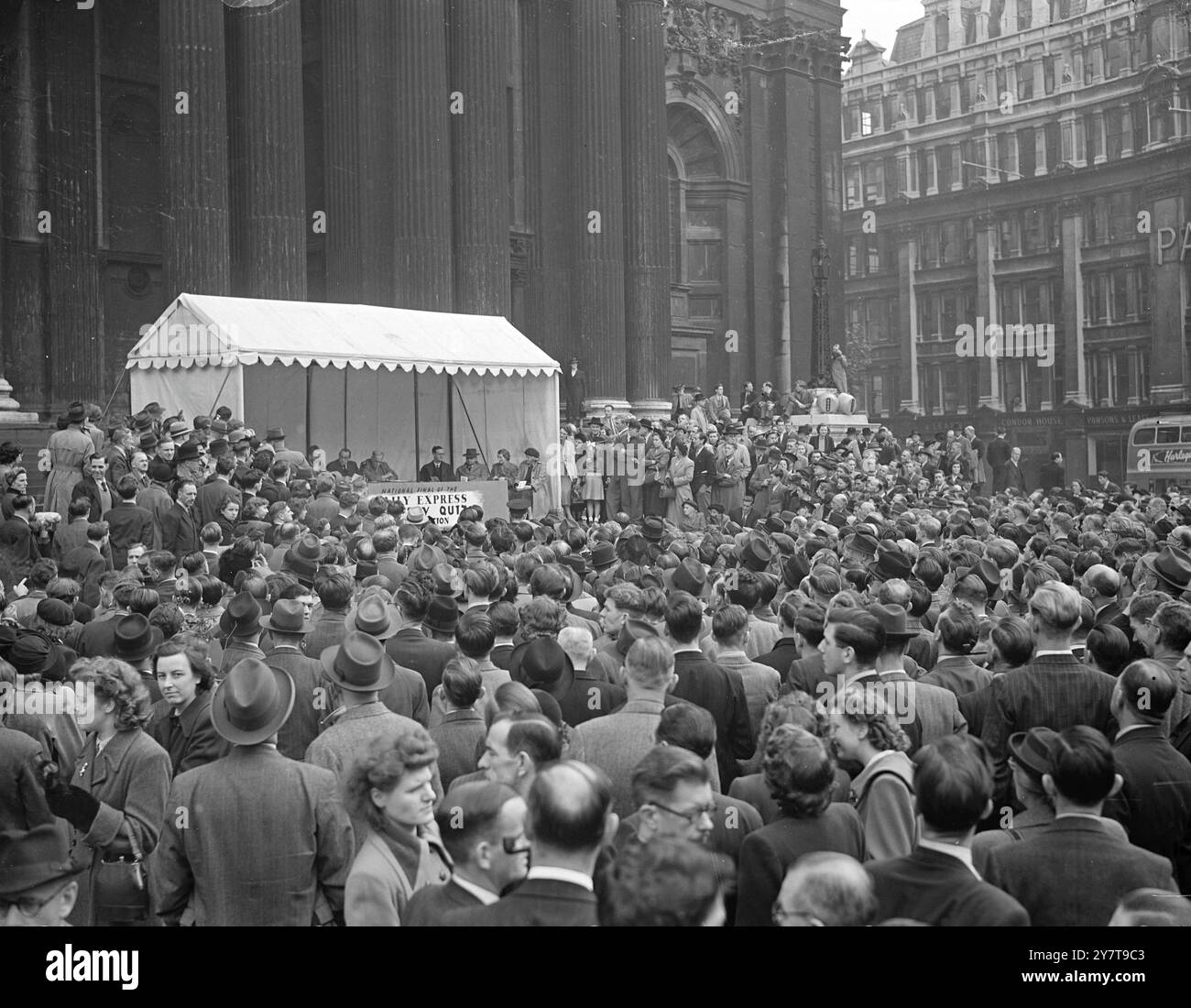 IL PAESE ARRIVA IN CITTÀ pranzo - ore folle lungo i gradini della Cattedrale di St Paul , Londra , per fare domande agli esperti rurali nel National Country Quiz . Il quiz , che si svolge come preludio al servizio del Ringraziamento Nazionale della Mietitura presso la Cattedrale , è concepito per stimolare la produzione casalinga di minerali , frutta e bestiame . Esempi di prodotti di campagna sono stati esposti nelle bancarelle costruite sui gradini della Cattedrale . 20 ottobre 1950 Foto Stock