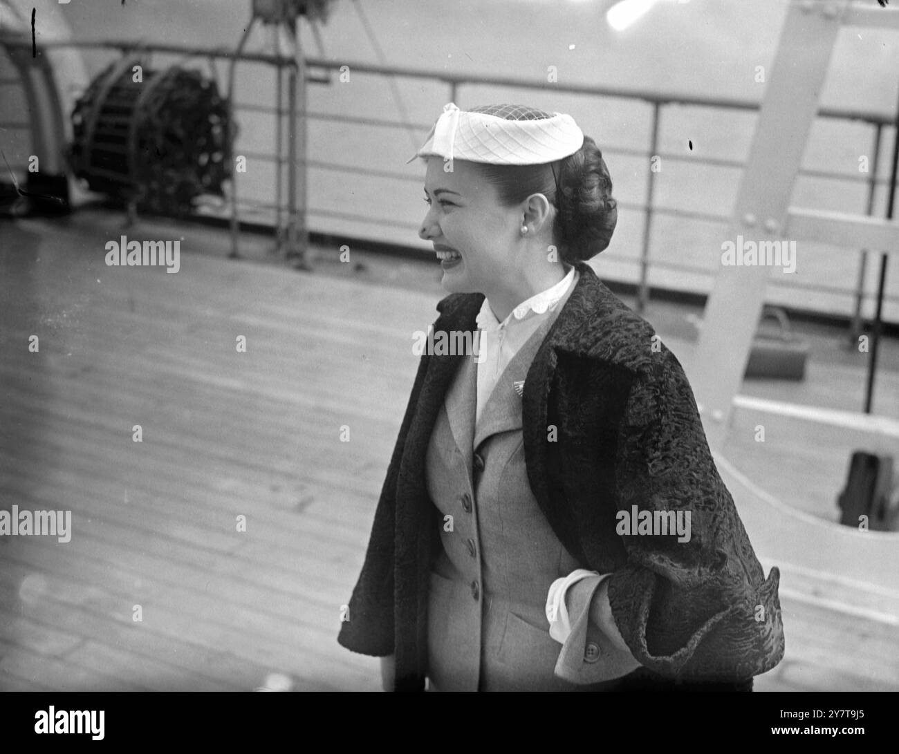 CANTANTE BLUES IN GRAN BRETAGNA 26 maggio 1950 la cantante blues americana Julie Wilson in un'impressionante veste di cappello, mostrata qui mentre arriva a Plymouth oggi (venerdì) a bordo della linea "Ile de France". Foto Stock