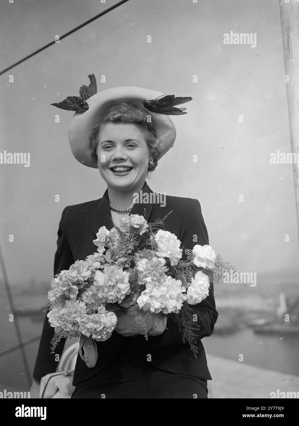 Miss Margaret Hughes Miss Australia 1949. Disputa che la coinvolge nel rifiutare il suo chaperone scelto e scegliere invece il maggiore Joyce Snelling. Arriva al molo di Tilbury. 30 maggio 1950 Foto Stock