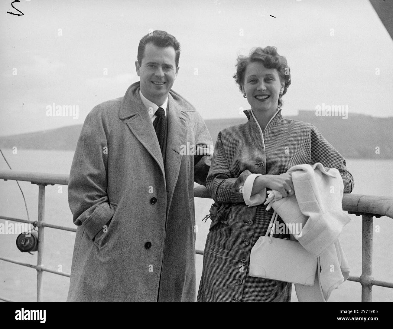 IL RAGAZZO JOLSON ARIVES 26 maggio 1950 Larry Parks , attore cinematografico americano che ha guadagnato fama interpretando la parte di al Jolson in due film, e la moglie attrice Betty Garrett che interpreta Brunhilde Esterhazy nel film "On the Town" mostrato qui mentre arrivano a Plymouth a bordo della linea "Ile de France" oggi (venerdì). Appariranno insieme al london Palladium. Foto Stock