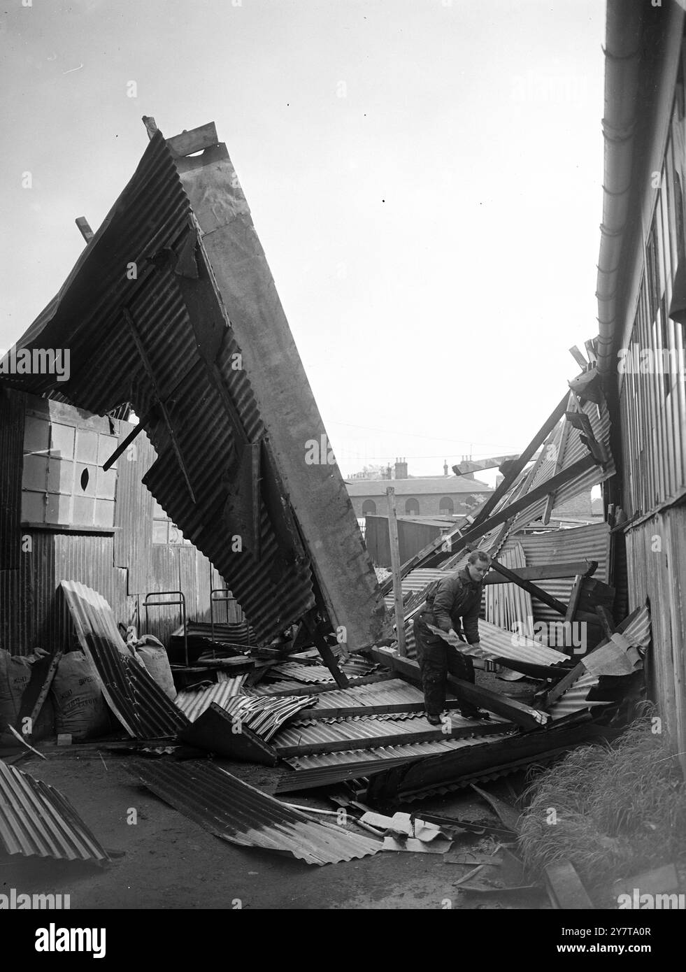 NEL VILLAGGIO VORTICOSO DI OGGI 22 maggio 1950 nella foto di oggi (lunedì) si trovano le rovine di una fabbrica di sacchi e sacchi naufragata a Linslade, nei pressi di Leighton Buzzard dal tornado che ieri ha colpito il Buckinghamshire e il Bedfordshire. Difficilmente un edificio a Linslade è riuscito a sfuggire ai danni. Foto Stock