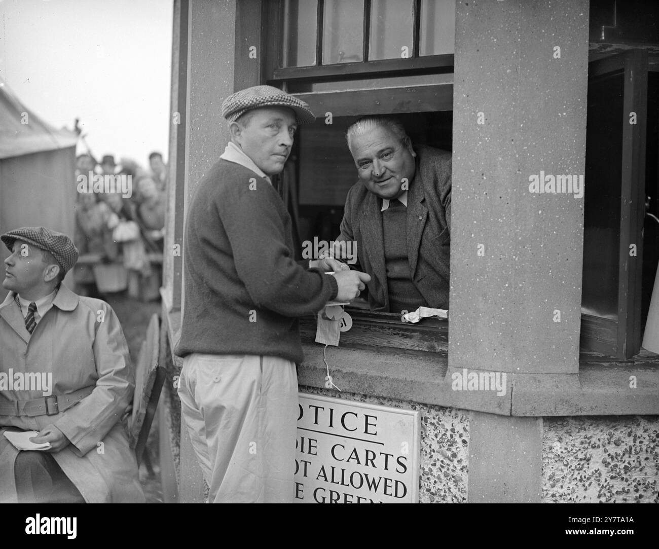 BING CROSBY INCONTRA IL TITOLARE 23 maggio 1950 Bing Crosby (a sinistra) salutato da Jimmy Alexander, famoso titolare all'Old Course, St Andrews, quando gareggiò nel primo round del British Amateur Golf Championship. Il cantante americano è stato sconfitto da James K Wilson 43 anni maestro costruttore di St Andrews e cantante Hill-billy, da tre e due. Foto Stock