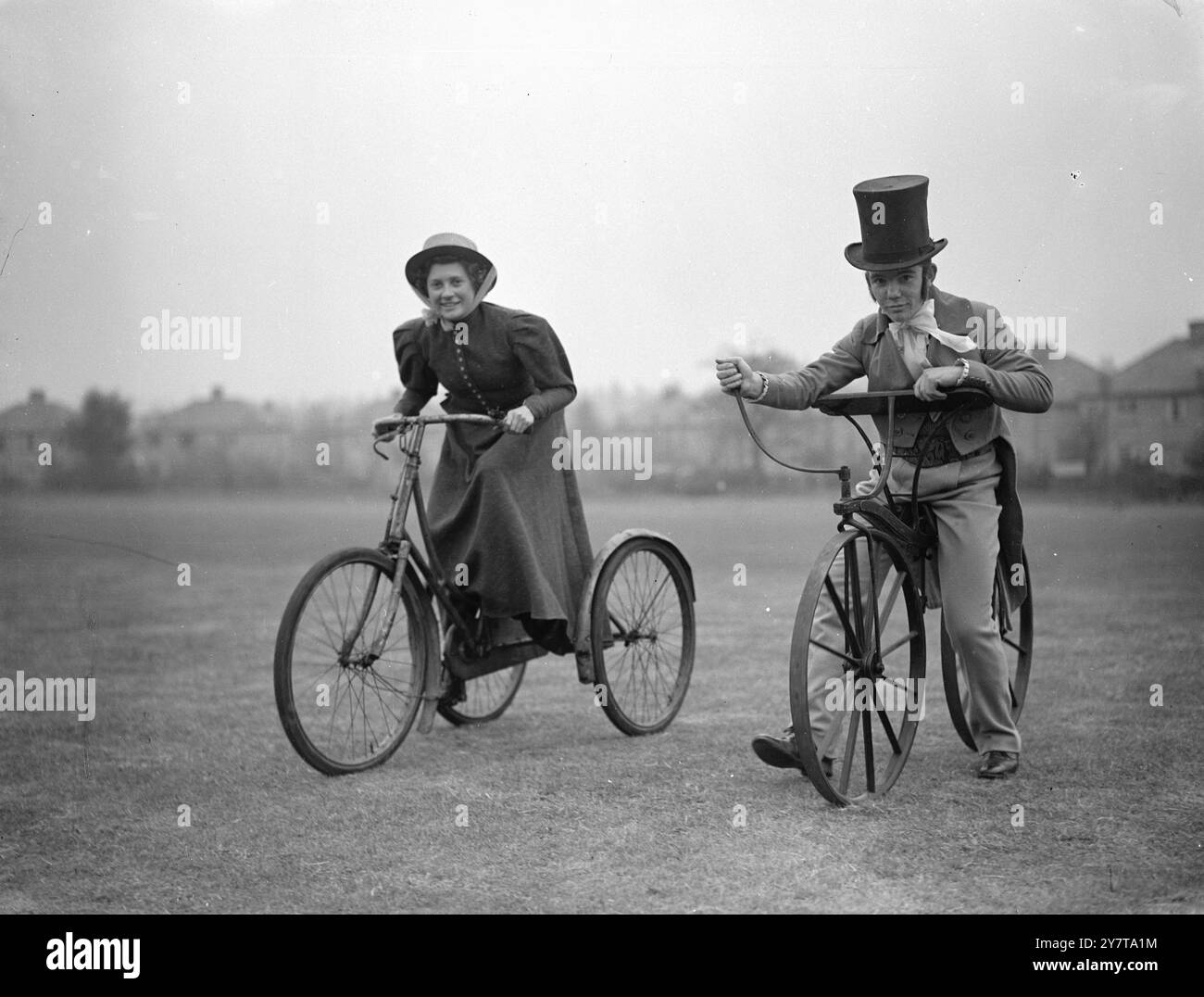 LE VECCHIE E LE (RELATIVAMENTE) NUOVE biciclette del 23 maggio 1950, manipolate da ciclisti adeguatamente vestiti, passeranno in rassegna prima dell'esame critico dei moderni appassionati di ciclismo quando si tiene una Cavalcata di ciclismo al Whitsun Festival. Sedici uomini e nove donne guideranno i modelli degli anni dal 1818 al 1900 dopo l'incontro al Butts di Coventry, giovedì 25 maggio, e durante gli intervalli in cui il Whitsun Festival si terrà a Herne Hill, londra, sabato 27 maggio e a Fallowfield, Manchester, il White Monday, 29 maggio. Il modello del 1818 noto come "Hobby Horse" era bult Foto Stock