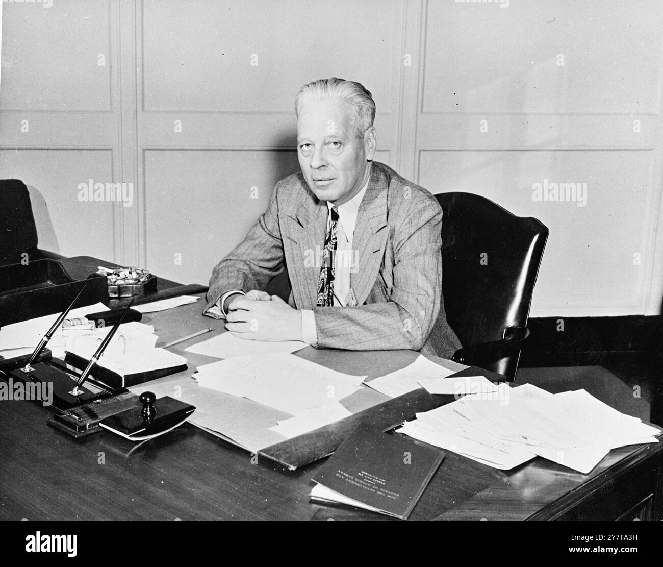 Nella foto DEL 23 maggio 1950, in VESTE DI CAPO DELL'AMERICA per l'energia ATOMICA, Sumner T Pike, presidente facente funzione della Commissione per l'energia atomica degli Stati Uniti d'AMERICA dal recente ritiro di David Lilienthal dalla presidenza. Pike, nato a Lubec, Maine, il 30 agosto 1891, ha iniziato come impiegato in società di pubblica utilità e da allora ha avuto una carriera di successo nel commercio e nel servizio pubblico. È membro della Commissione per l'energia atomica degli Stati Uniti dal 1946. All'inizio di questo mese, signor Pike, mentre approvava la mossa del Federal Bureau of Investigation per interrogare il dottor Klaus Fuchs, spia atomica condannata, Foto Stock