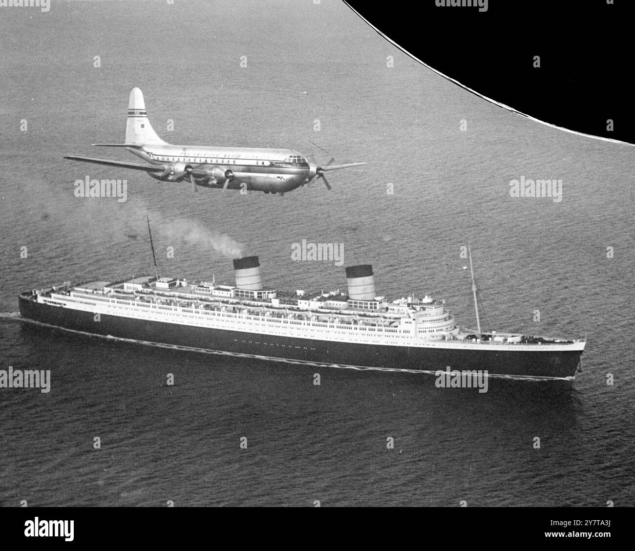 SALUTO la REGINA DELLA Cunard Line ELIZABETH , la più grande nave di linea del mondo , e il Pan American Airways Clipper VOLANDO EAGLE si scambiano saluti nel porto di New York mentre entrambe le navi si dirigono verso l' Atlantico in uscita verso l' Inghilterra . 27 ottobre 1950 Foto Stock