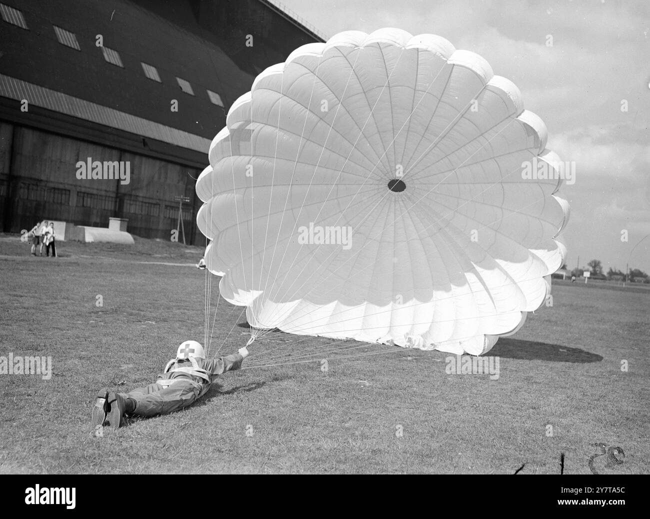 CONTRO IL VENTO il 18 maggio 1950 l'intrattenimento scenderà dal cielo quando la Royal Air Force presenterà una mostra di addestramento con paracadute al Royal Tournament di Earls Court, Londra, il mese prossimo. In preparazione alla manifestazione, due infermieri della RAF e cinque istruttori di paracadutismo della RAF hanno praticato discese controllate in scivoli aperti presso la RAF Station Cardington, Beds., oggi (giovedì). Entrambi gli ordinatori hanno 13 salti "live" al loro merito. Ma il team dimostrerà solo lanci controllati al Royal Tournament, perché uno "scivolo" non aprirà nei 60-100 piedi distanc Foto Stock
