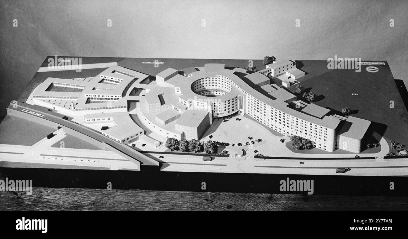 LA CITTÀ RADIOFONICA DELLA GRAN BRETAGNA È PREVISTA il 17 maggio 1950 la Gran Bretagna avrà uno dei più grandi e moderni stabilimenti radio City del mondo quando la struttura proposta è costruita sul suo sito White City di 13 acri a Shepherd's Bush, Londra la BBC rivela oggi (mercoledì). Le prime unità, dedicate al servizio televisivo in espansione, possono essere completate entro il 1952. Seguiranno le altre unità, per le trasmissioni radiofoniche, ma non si propone di eliminare la One Million Pound Broadcasting House a Portland Place, Londra. Il nuovo quartier generale dovrebbe costare tra i quattro e i cinque milioni di dollari Foto Stock