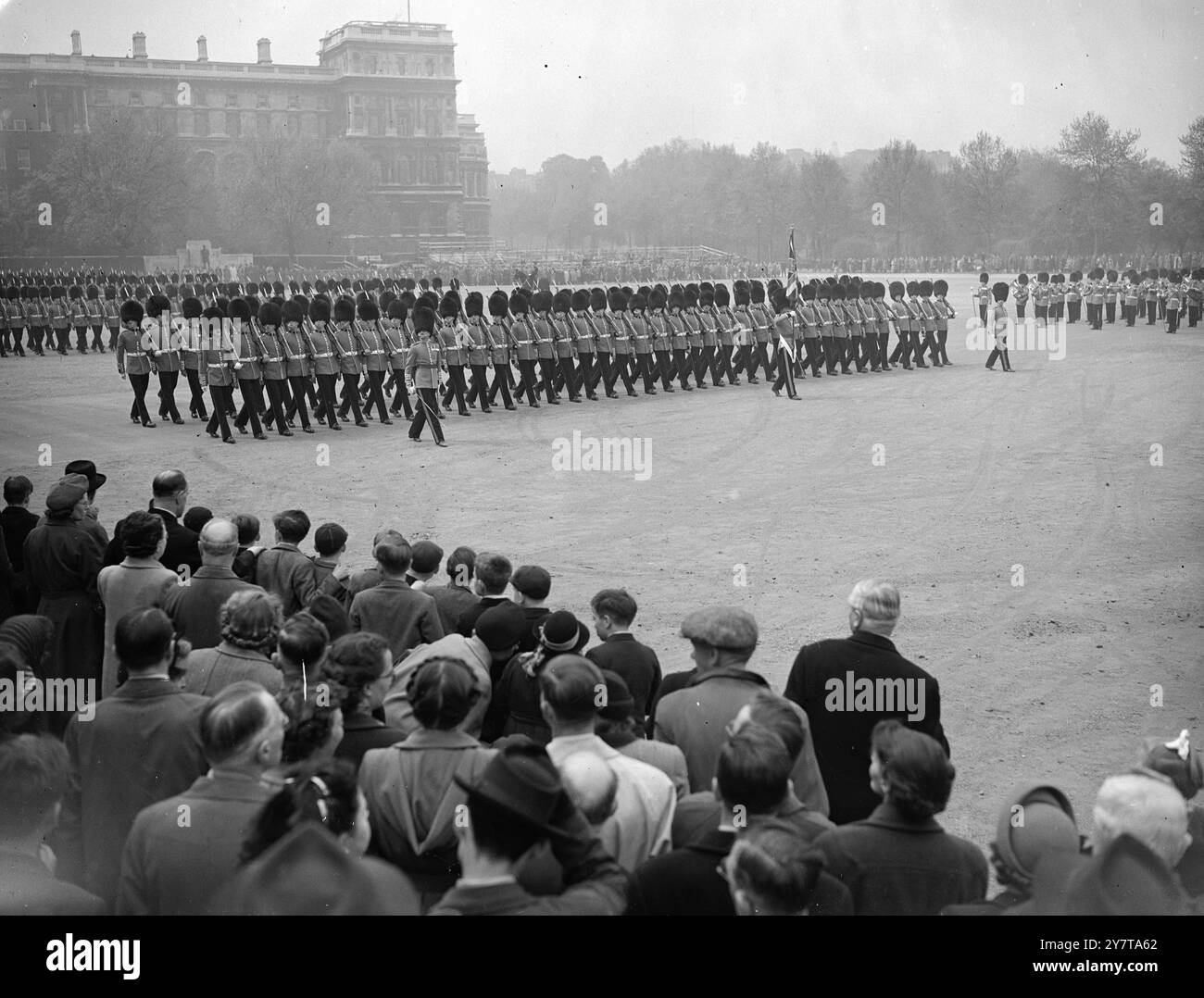 LA GUARDIA del RE È MONTATA - - - - 18 maggio 1950 - - - - nella cerimonia di maggio traditioale, la Guardia del Re è stata montata sulla Horse Guards Parade, Londra, oggi (giovedì). - I Coldstream Guards, in completo abito, hanno strappato il Kings Colour in una cerimonia risalente al XVIII secolo. - - - - Spettacoli di immagini: Guardati da grandi folle, i Coldstream montano oggi la Guardia del Re alla Horse Guards Parade. Foto Stock
