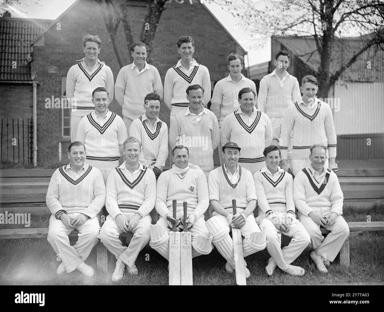 SOMERSET COUNTY CRICKETERS PER il 1950 17 maggio 1950 nella foto si trova il Somerset County Cricket Club che sarà visto in azione nella stagione 1950. Da sinistra a destra, seconda fila: M R Tremlett, J Redman, e Hill, J Tucker, C Higgins, fila centrale, F L Angell, R Smith, F Irish, N H Bennett, J Currie, Front Row H Hazell, S S Rogers, H Gimblett, H F T Buse, R Clavey, J Lawrence Foto Stock