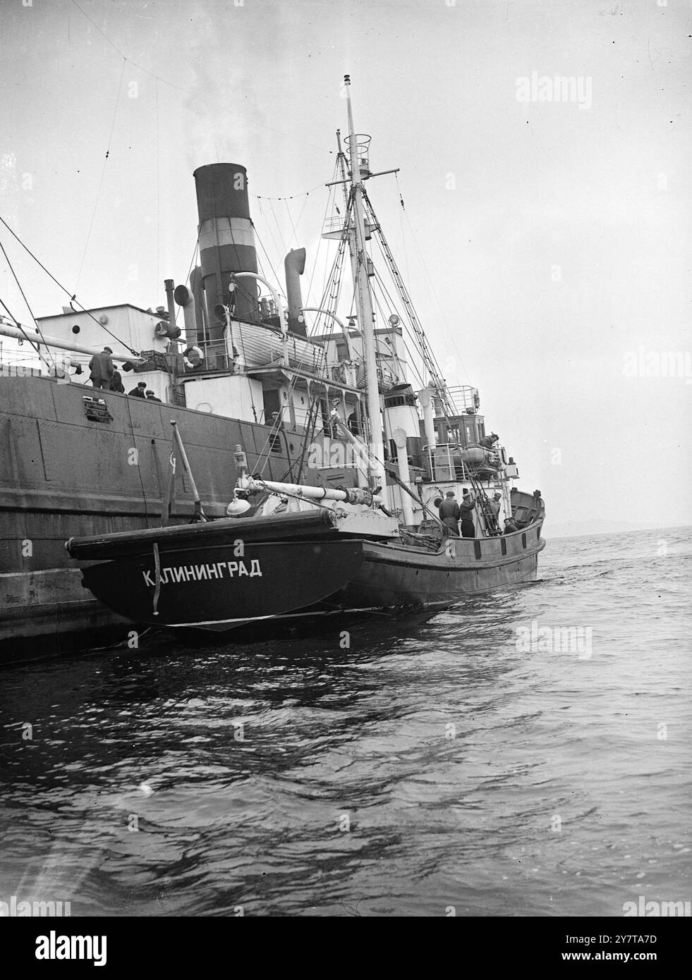 LA BANDIERA ROSSA VOLA il 21 maggio 1950 volando una bandiera impreziosita da martello e falce, questo peschereccio russo si trova accanto alla sua nave madre la Tambov, al largo di Falmouth, alla foce del fiume Helford. È una delle flotte "misteriose" di 31 navi russe in rotta verso il Mar Nero attraverso Gibilterra. devono pescare spratti e sardine. Foto Stock