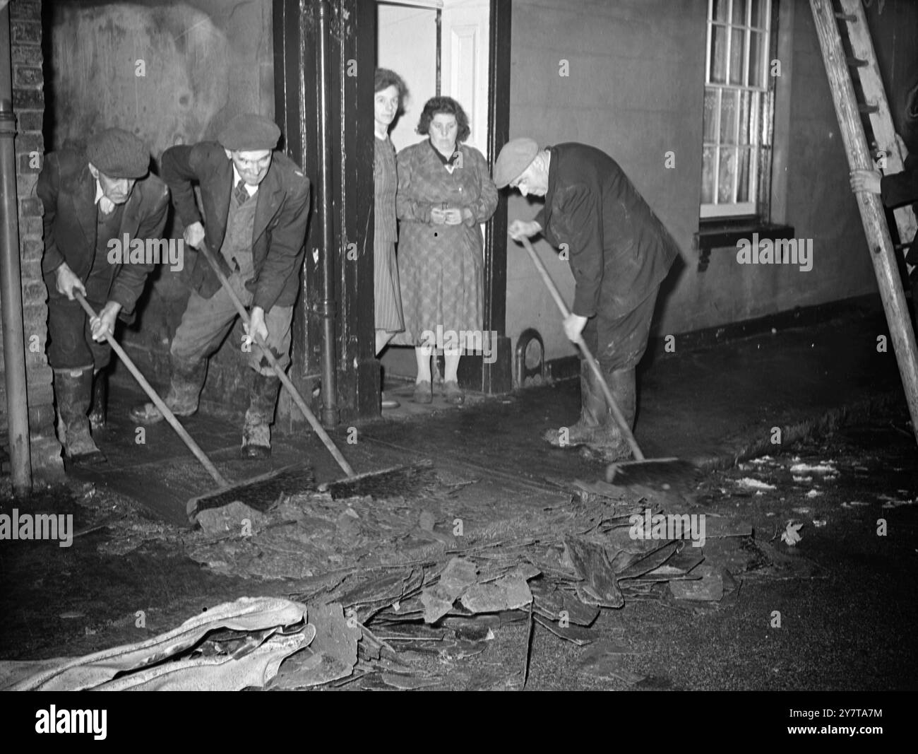 DOPO Un TORNADO 21 maggio 1950 innumerevoli famiglie sono senzatetto a Linsdale, Bucks, stasera (domenica) dopo un temporale e un tornado strappato nel villaggio oggi, danneggiando 300 case, una chiesa, case pubbliche e negozi. Linsdale fu uno dei più duri tra i tanti villaggi del Buckinghamshire e Bedfordshire colpiti dalle tempeste odierne. Difficilmente una casa o un edificio del villaggio sono sfuggiti alle ferite, anche se la gente, miracolosamente, era illesa. Il vento violento schiantò le auto parcheggiate contro i pali del telefono e risucchiò gli alberi in aria. Le case sono state spogliate della loro ardesia Foto Stock