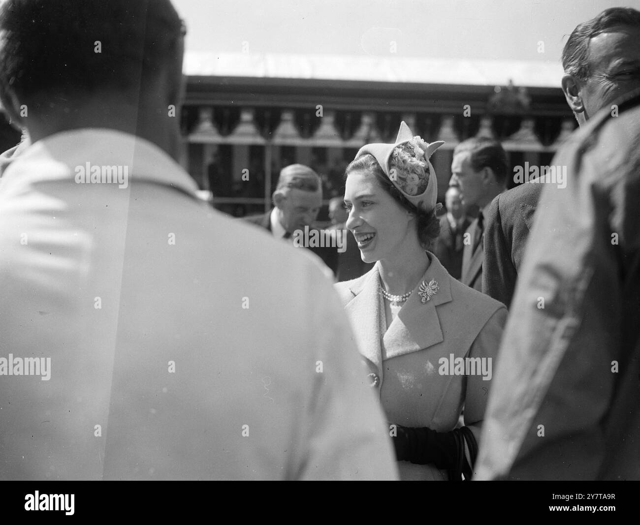 IL NUOVO CAPPELLO DELLA PRINCIPESSA MARGARET il 13 maggio 1950 il re, la regina, la principessa Margaret e come una folla stimata di 150.000 persone hanno visto la corsa automobilistica più famosa al mondo, il Gran Premio d'Europa, correre all'aerodromo di silverstone, Northants, oggi (sabato). Questa è la prima volta che l'evento si è tenuto in Gran Bretagna, ed è la prima partecipazione della famiglia reale a una grande gara automobilistica. Il team italiano J M Fangio dell'argentino, Reg Parnell del Derby, Fagioli e Farina, tutti alla guida di Alfa Romeo ad alta velocità, erano favoriti. Spettacoli fotografici: La principessa Margaret indossa un nuovo cappello di moda, con fiori disposti in cerchio, a. Foto Stock