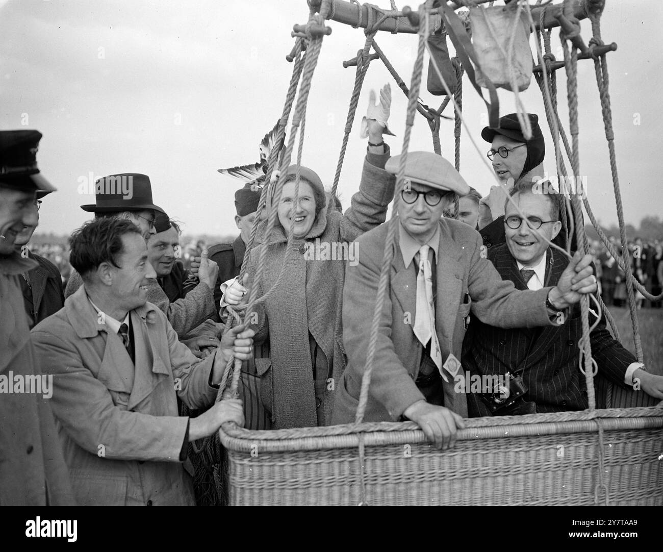 LA DONNA FA LA PRIMA ASCENSIONE IN MONGOLFIERA DA PRIMA del 1914 la signora Pritchard, moglie del capitano J Laurance Pritchard, segretario della Royal Aeronautical Society, era una dei passeggeri quando il famoso palloncino Charles Dollfus fece una salita dal Garden Party della Royal Aeronautical Society al White Waltham Aerodrome, Maidenhead (Berkshire) oggi, domenica. Secondo il Royal Aero. Club record, è la prima donna inglese ad aver volato in mongolfiera da prima del 1914. Charles Dollfus ha iniziato a volare in mongolfiera nel 1910 e ha fatto quasi 300 salite. L'immagine mostra: La signora Pritchard che salta come il pallone Foto Stock
