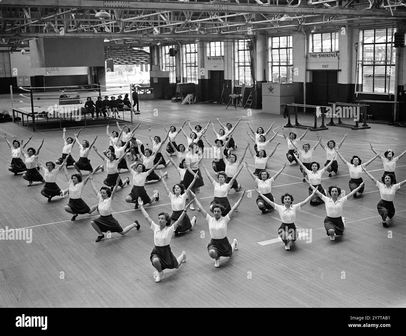 WRAF GIRLS PROVANO PER IL ROYAL TOURNAMENT 16 maggio 1950 Una squadra femminile della Royal Air Force composta da un ufficiale, l'ufficiale di volo Judy Wallis di Ashbourne, Derbyshire, e 45 aviatori sta provando presso la Royal Air Force Station, Cosford, Shropshire per la mostra di addestramento fisico a cui parteciperanno a questo Years Royal Tournament, apertura a Earls Court, Londra il 7 giugno. Anche il Womens Royal Naval Service e il Womens Royal Army Corps parteciperanno all'esposizione. Immagini: La squadra della WRAF che pratica il proprio Royal Tournament nell'enorme palestra della RAF sta Foto Stock