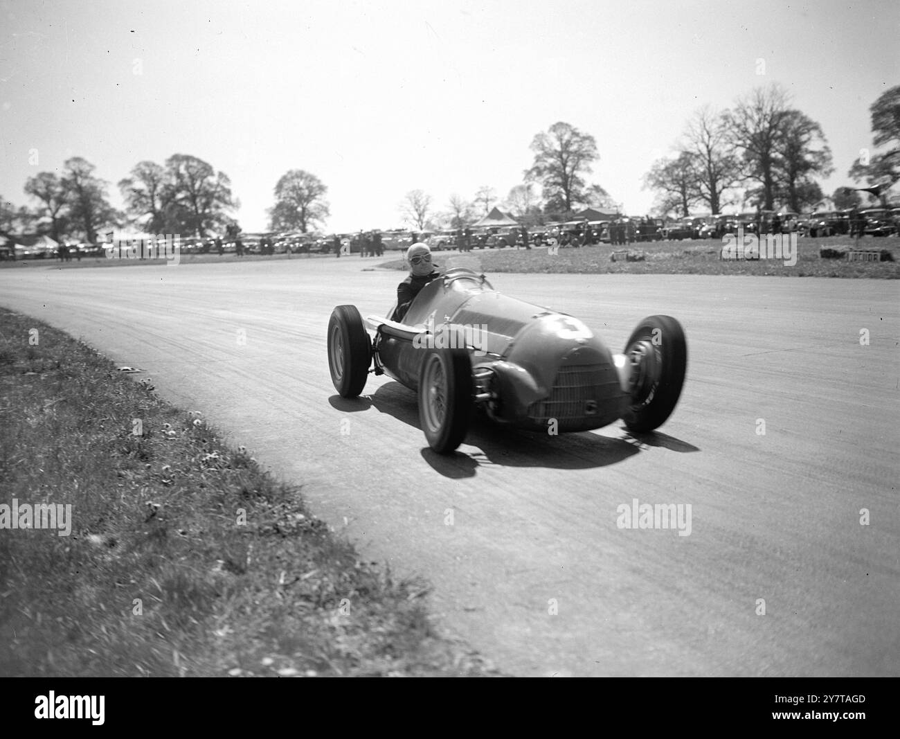 GIRI GRAN PREMIO D'ITALIA A 93 MPH 13 maggio 1950 il dott Guiseppe Farina , l'asso italiano, superando il round di Silverstone, Northamptonshire, in pista nella sua alfa Romeo in cui gareggia oggi nel Gran Premio d'Europa (sabato). Venerdì Farina ha eguagliato il suo record di 1 minuto 50,8 secondi, una media per il circuito di 3 miglia di 93,85 miglia all'ora. I tempi più veloci qualificano i piloti per le posizioni nelle prime file della linea di partenza. Il re e la regina e una folla stimata a 150.000 assisteranno alla gara oggi. Foto Stock