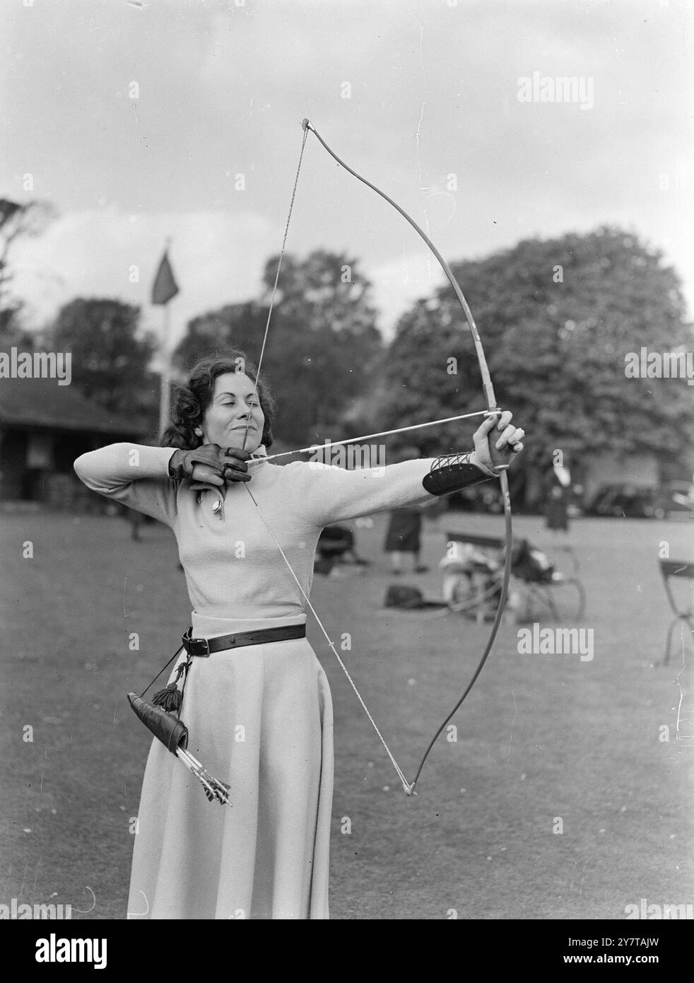 DAL FOIL ALL'ARCO il 5 maggio 1950, con il foil e l'arco, si trova Miss Pauline Sitwell, appena mezzo centimetro sotto i cinque piedi e con un peso di 7 pietre quattro libbre. Sta gareggiando qui come membro degli Harrow Bowmen di Londra, ai campionati di tiro con l'arco delle contee meridionali a St Cross, Winchester, Hampshire. Miss Sitwell, che ha gareggiato in gare di tiro con l'arco per dieci mesi, è la campionessa britannica Junior Fencing e capitano della British Ladies Fencing Team. Foto Stock