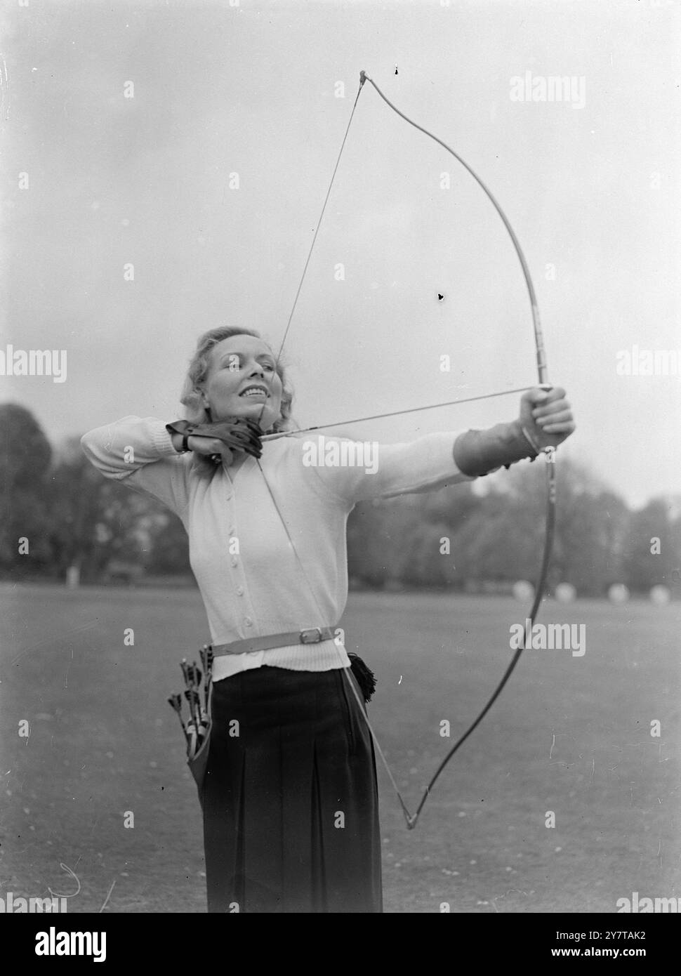 BLOND CERCA L'ORO 5 maggio 1950 Bionda con un occhio acuto e un braccio destro forte è Mrs George Arthur, membro degli Harrow Bowmen (Londra), che ha sparato per l'oro nel Southern Counties Archery Championships, primo grande appuntamento dell'anno, a St Cross, Winchester, Hampshire. Foto Stock